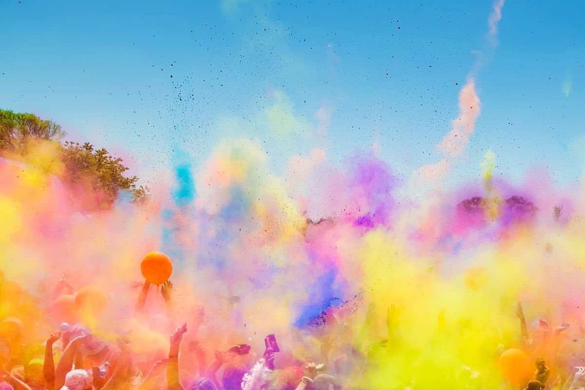 I nostri valori: Accoglienza. L'immagine rappresenta un insieme di colori diversi, rappresentando le diversità di tutta l'umanità