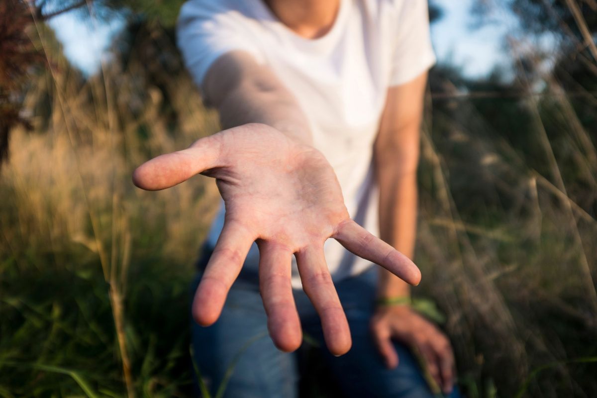 I nostri valori: Solidarietà. L'immagine rappresenta una mano tesa come offerta di aiuto